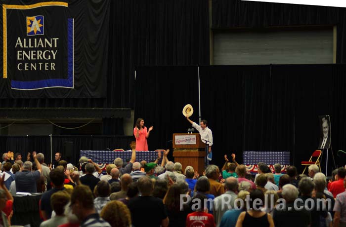 Jim Hightower speaks at Fighting Bob Fest, 7 September 2013, photo by Pam Rotella